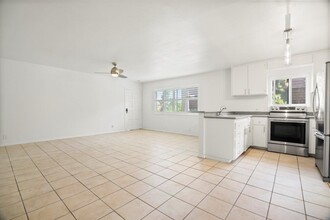 Sierra Seaside Flats in Solana Beach, CA - Foto de edificio - Building Photo