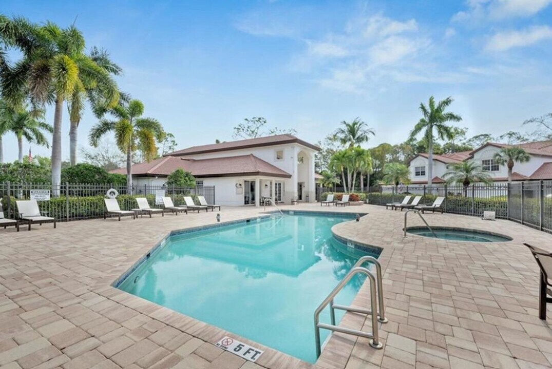 2205 Hawksridge Dr in Naples, FL - Building Photo