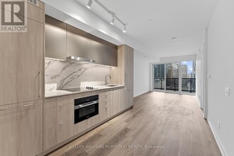 771-771 Yonge St in Toronto, ON - Building Photo - Building Photo