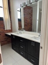 246 E Main St, Unit 302 in Galesburg, IL - Foto de edificio - Building Photo