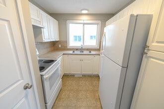 9310 A-93100 100 Ave. in Grande Prairie, AB - Building Photo - Building Photo