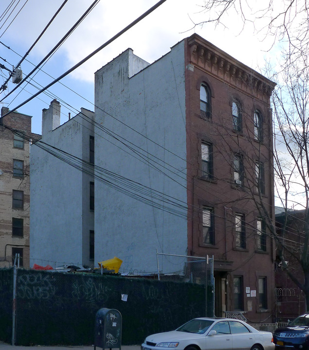 383 E 198th St in Bronx, NY - Building Photo