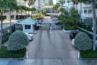 Brickell Bay Towers Condominium in Miami, FL - Building Photo - Building Photo