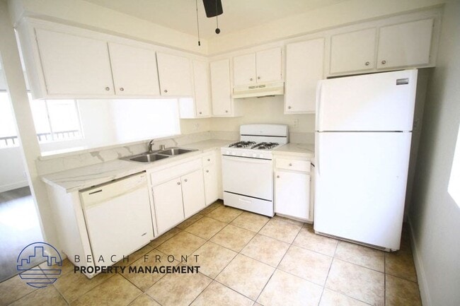 11503 Menlo Ave. in Hawthorne, CA - Foto de edificio - Building Photo