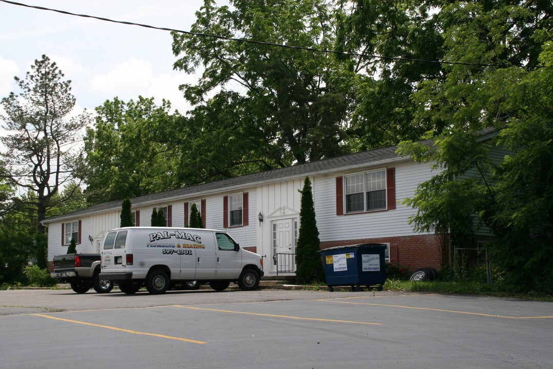 608 E Main St in Palmyra, NY - Building Photo