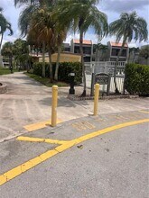 220 Lakeview Dr in Weston, FL - Building Photo - Building Photo