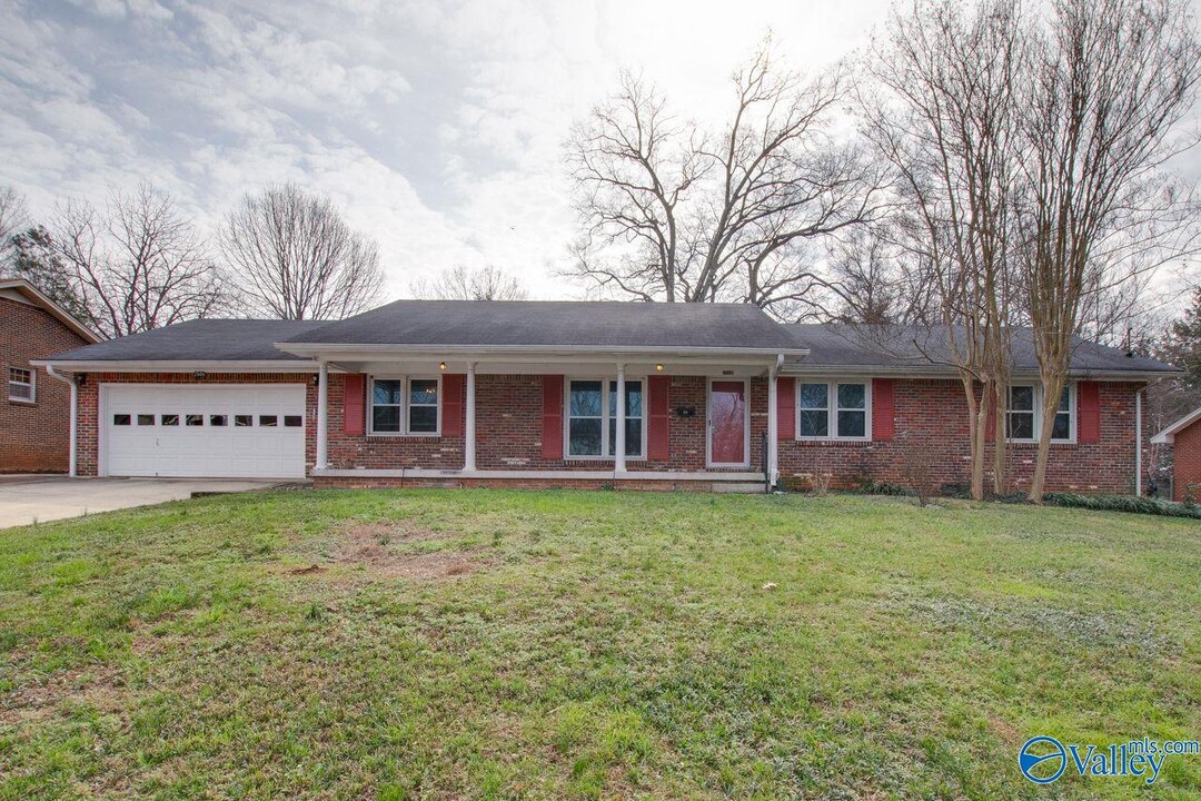 2508 Gladstone Dr NE in Huntsville, AL - Foto de edificio