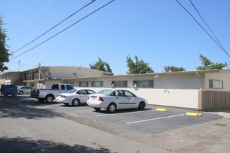 Parkwood Apartments in Stockton, CA - Building Photo - Building Photo