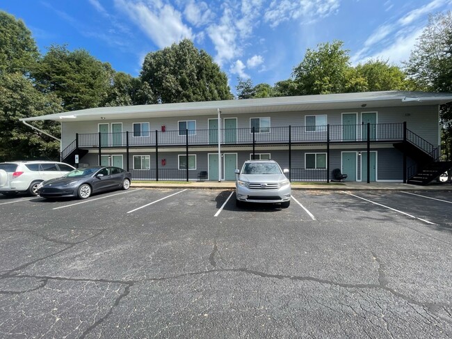 Guilford Place Apartments. in Greensboro, NC - Building Photo - Building Photo