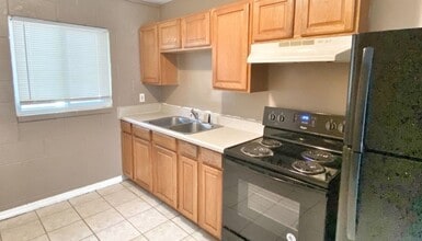 2150 Saxon St in Tallahassee, FL - Foto de edificio - Building Photo