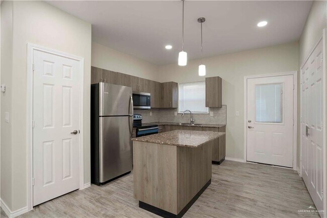 31 Hiawatha Dr in Pharr, TX - Building Photo - Building Photo