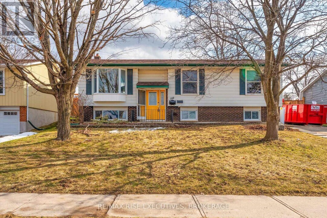 788-788 Hillside Dr in Kingston, ON - Building Photo