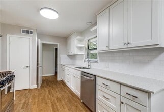 5731 Berkshire Ln in Dallas, TX - Building Photo - Building Photo