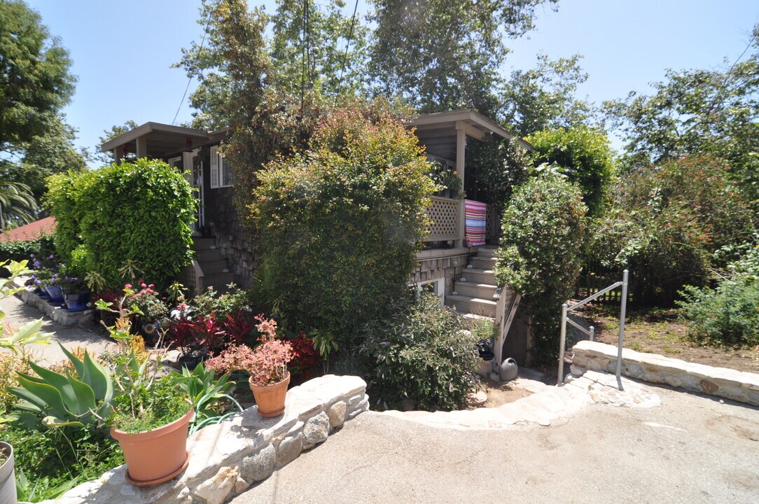 3927 Las Flores Canyon Rd in Malibu, CA - Foto de edificio