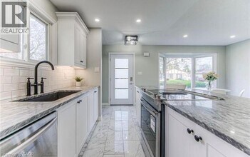 238 Northlake Dr in Waterloo, ON - Building Photo - Building Photo