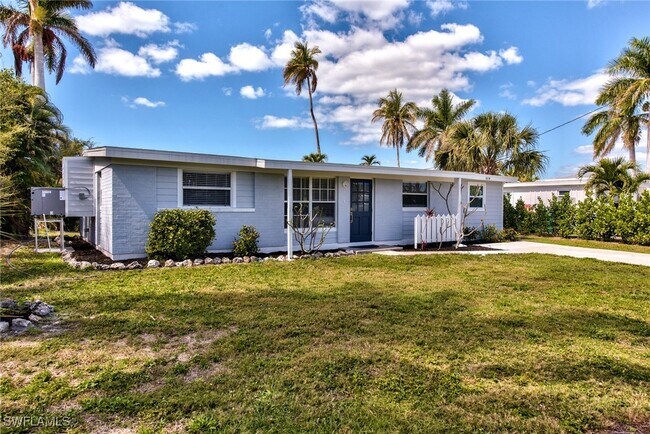 1824 Harbor Ln in Naples, FL - Building Photo - Building Photo