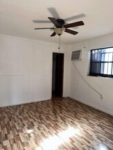576 NW 147th St in Miami, FL - Foto de edificio - Building Photo