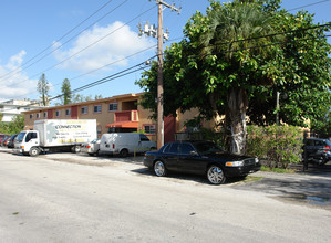 1555 NE 125th Ter in North Miami, FL - Foto de edificio - Building Photo