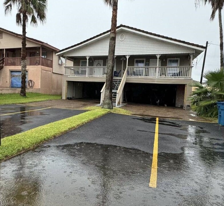 101 E Capricorn Dr in South Padre Island, TX - Foto de edificio