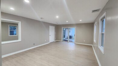 2 Hazelwood Cir in Willingboro, NJ - Building Photo - Building Photo