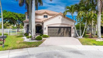 663 Live Oak Ln in Weston, FL - Building Photo