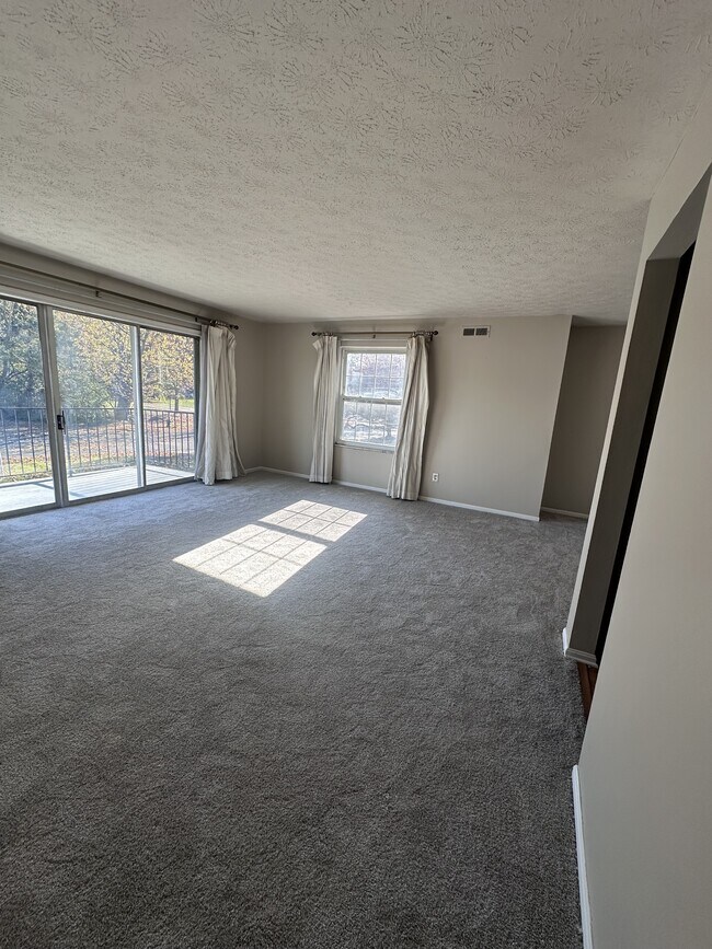 1155 Charter Oak Ln in Westlake, OH - Foto de edificio - Building Photo