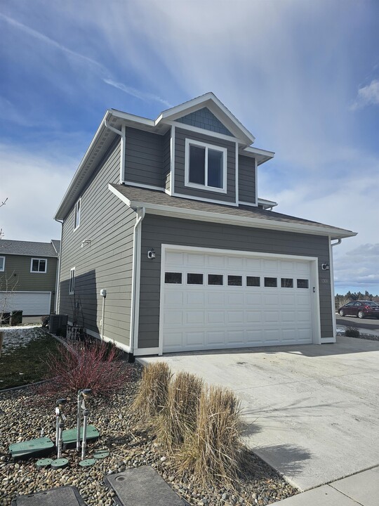 1360 Indian Hills Dr in Moscow, ID - Building Photo