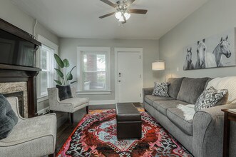 2710 Holmes St-Unit -1S in Kansas City, MO - Foto de edificio - Building Photo