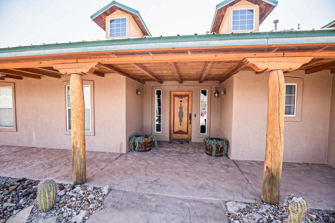 27 Puebla in La Luz, NM - Building Photo