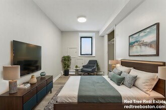 57 Brighton Ave, Unit 1 in Boston, MA - Foto de edificio - Building Photo