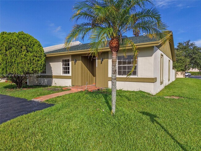 12031 SW 110th St Cir E in Miami, FL - Building Photo - Building Photo