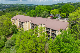 2034 Swallow Hill Rd in Pittsburgh, PA - Foto de edificio - Building Photo