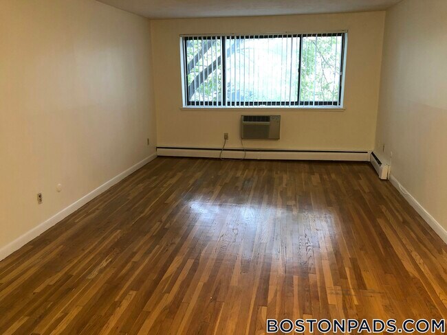 122 Dustin St in Boston, MA - Building Photo - Building Photo