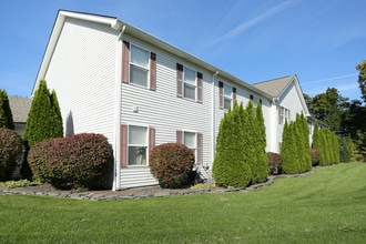 Bay Pines Apartments in Webster, NY - Foto de edificio - Building Photo