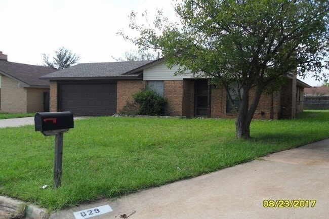 property at 831 SE Lomond Ln