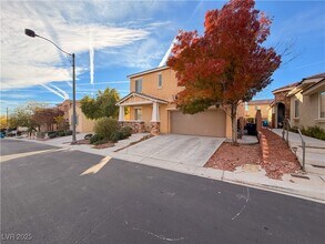 10733 Mentesana Ave in Las Vegas, NV - Building Photo - Building Photo