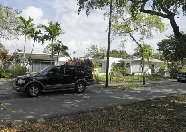 795-799 NE 121st St in Miami, FL - Foto de edificio - Building Photo