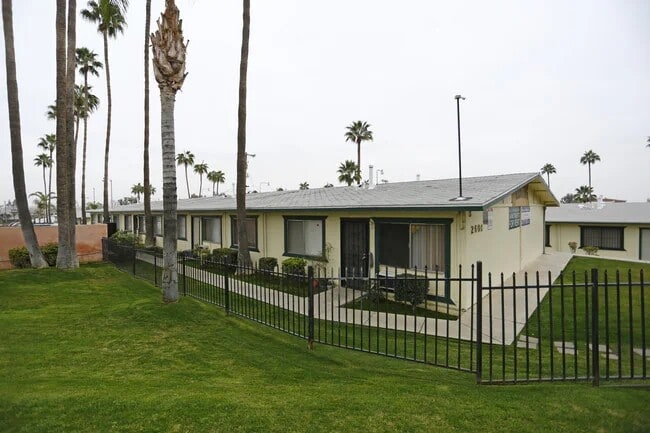 2601 Columbus St in Bakersfield, CA - Foto de edificio - Building Photo