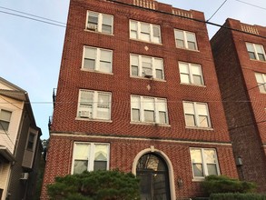 162 Avenue C in Bayonne, NJ - Foto de edificio - Floor Plan