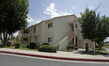 Summerwind Apartments in Highland, CA - Foto de edificio - Building Photo