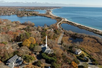 135 Oyster Pond Rd in Falmouth, MA - Building Photo - Building Photo