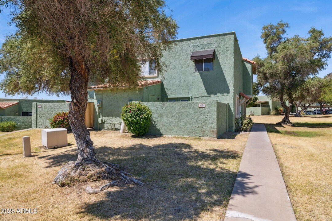 807 E Cochise Dr in Phoenix, AZ - Building Photo