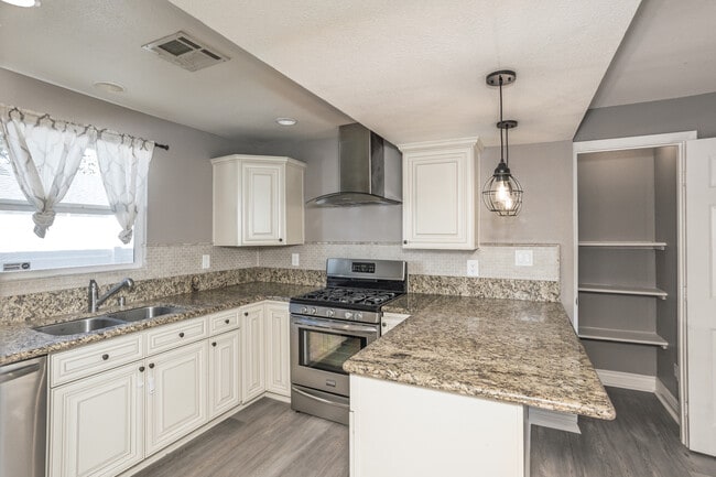 536 W Greenwood Ave in La Habra, CA - Building Photo - Interior Photo