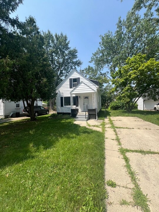 25271 Ford St in Roseville, MI - Building Photo
