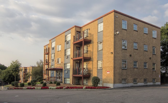 Adams Court B in Mattapan, MA - Foto de edificio - Building Photo