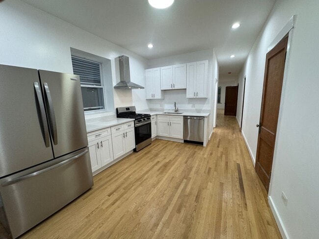 property at 1336 W Barry Ave