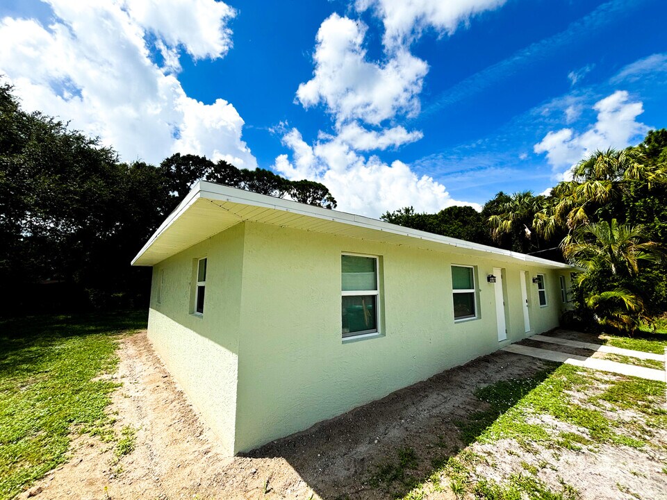 2133 Sibley Ave in Fort Pierce, FL - Building Photo