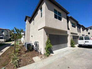 13086 Olympus Cir, Unit 4 in Poway, CA - Foto de edificio - Building Photo