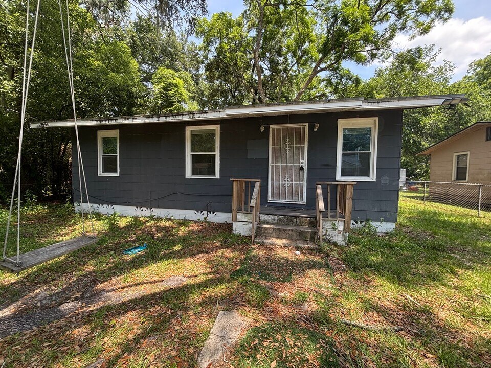 4919 40th St Cir in Jacksonville, FL - Building Photo