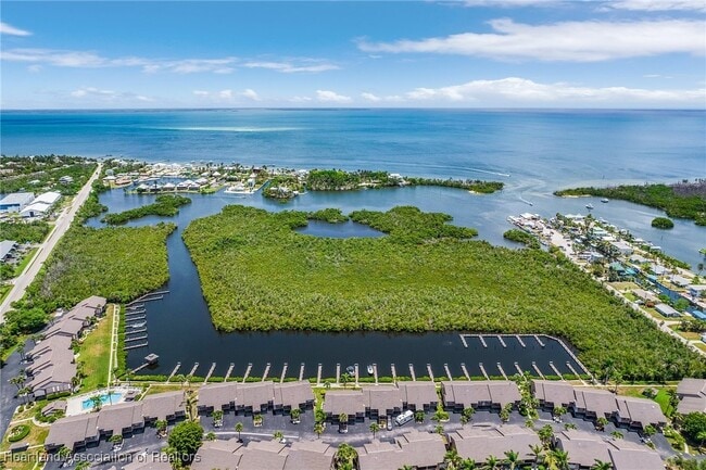 7596 Captains Harbor Dr in Bokeelia, FL - Foto de edificio - Building Photo